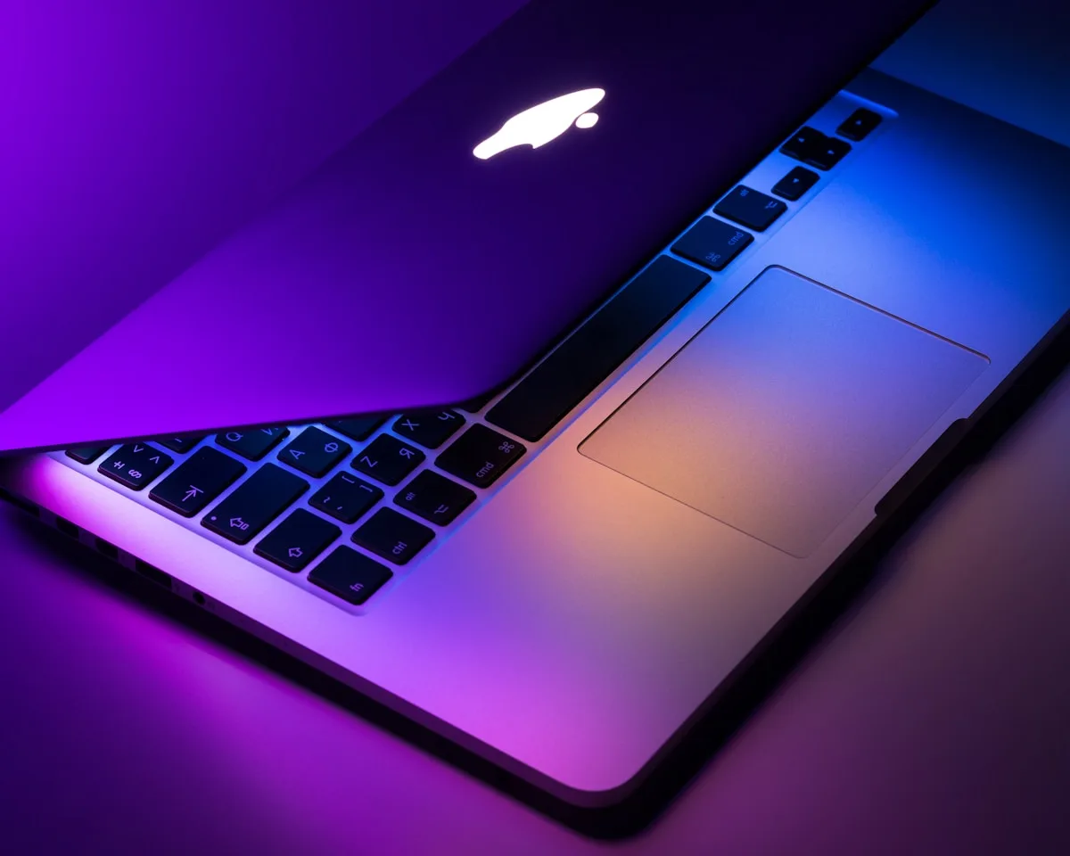 Ordinateur portable ouvert sur un bureau