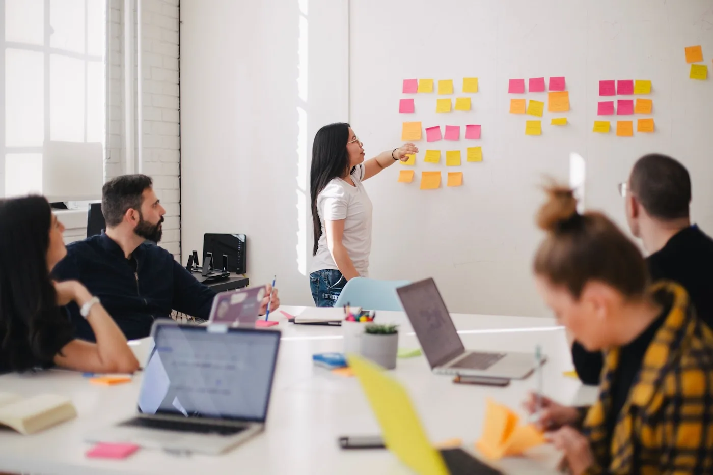 Équipe préparant une stratégie de communication numérique